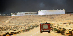 Ein Feuerwehrauto fährt eine Straße in Libyen entlang