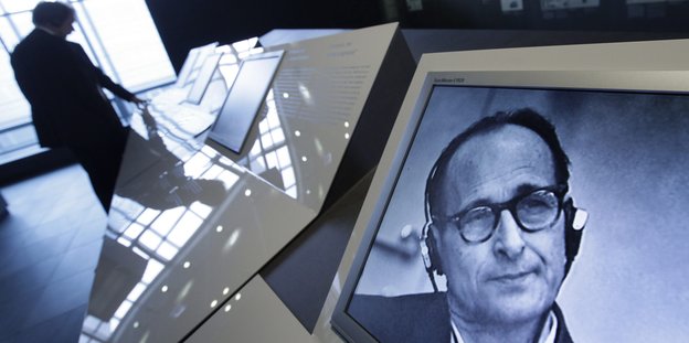 In einer Ausstellung ist auf einem Bildschirm Adolf Eichmann zu sehen