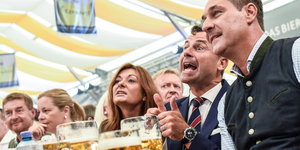 Heinz-Christian Strache sitzt vor mehreren Bierhumpen, reißt die Augen auf und streckt die Daumen in die Höhe
