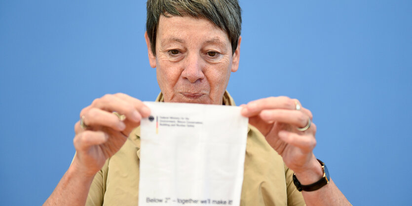 Barbara Hendricks hält ein weißes Brillenputztuch mit dem Logo des Bundesumweltministeriums zwischen ihren Händen