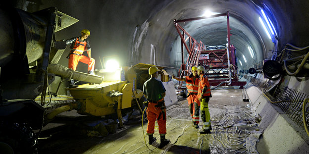 Bauarbeiter arbeiten im Cannstatter Tunnel des Projektes S21