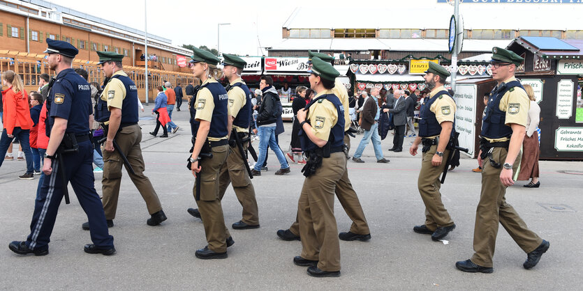 Eine Gruppe von Polizisten geht von rechts nach links