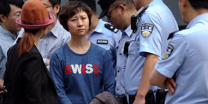 Lin Ru, Frau des verurteilten Anwalts, umringt von Polizisten