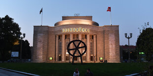 Die Berliner Volksbühne leuchtet in der Abenddämmerung