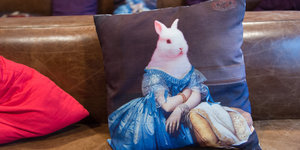 Ein Kaninchen im Ballkleid, aufgdruckt auf ein Kissen