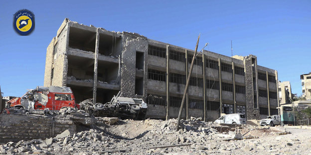 Ein ausgebombtes Haus und ein völlig demolierter Rettungswagen im Osten Aleppos