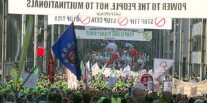 Massen demonstrieren in Brüssel gegen die Freihandelsabkommen