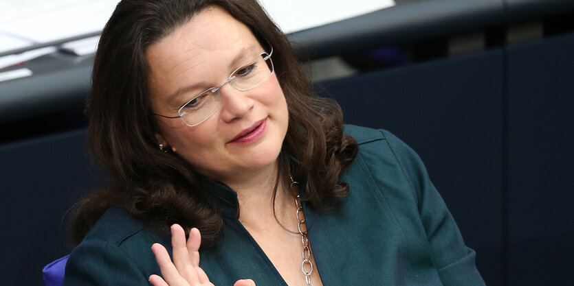 Andrea Nahles lehnt sich abwägend zur Seite