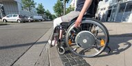 Rollstuhlfahrer an Bordsteinkante