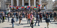 Kinder in Brüssel mit Seifenblasen und Flaggen