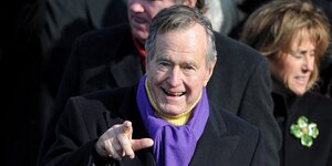George H. W. Bush mit pastellgelbem Rollkragenpullover und lila Schal