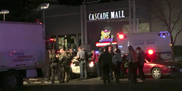Polizei und Krankenwagen stehen nachts vor der Cascade Mall