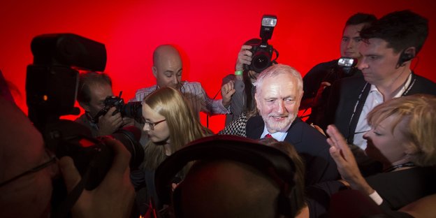 Jeremy Corbyn, umringt von Journalistetn und Fotografen