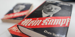 mehrere Ausgaben von "Mein Kampf"