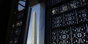 Der Obelisk des Washington Monuments, fotografiert durch ein Fenster des Museums