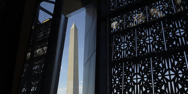 Der Obelisk des Washington Monuments, fotografiert durch ein Fenster des Museums