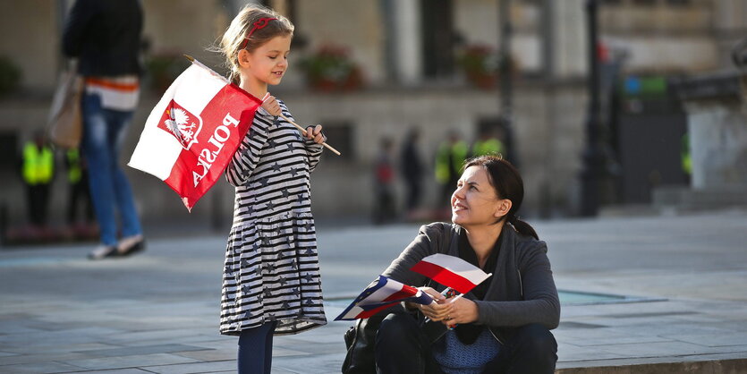 Zwei Protestteilnehmer in Warschau ruhen sich am Samstag etwas aus.