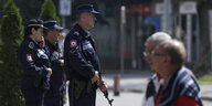 Drei bewaffnete Polizisten bewachen das Abstimmungsgebäude in Banja Luka