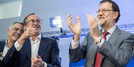 Mariano Rajoy klatscht lachend in die Hände