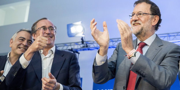 Mariano Rajoy klatscht lachend in die Hände