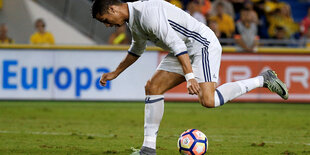 Cristiano Ronaldo mit Ball auf dem Fußballplatz