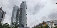 durch eine regennasse Scheibe ist der Turm der Deutschen Bank in Frankfurt am Main zu sehen