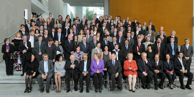 die uber 100 Konferenzteilnehmer beim Fototermin