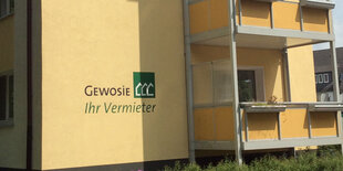 Hauswand mit Gewosie-Logo und Balkon