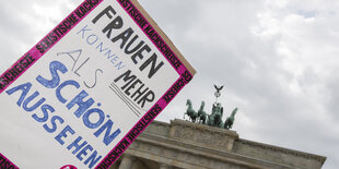 Vor der Quadriga ist ein Plakat zu sehen, auf dem steht „Frauen können mehr als schön aussehen“