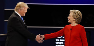 Zwei Personen geben sich die Hand. Es sind Donald Trump und Hillary Clinton