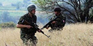 Zwei Soldaten in einem Feld