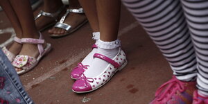 Kinderfüße in Kinderschuhen Kinderfüße in Kinderschuhen