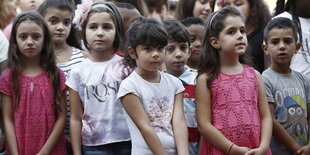 Kinder stehen in einer Reihe