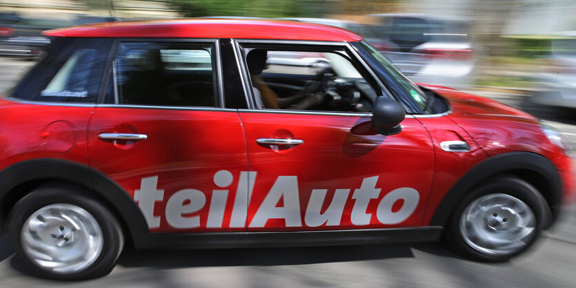 Ein Auto, auf dem "teilAuto" steht