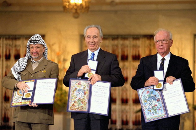 Jassir Arafat, Schimon Peres und Yitzhak Rabin bei der Vergabe des Friedensnobelpreis