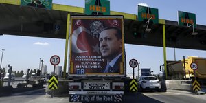 Rückseite eines LKW mit Erdogan-Porträt