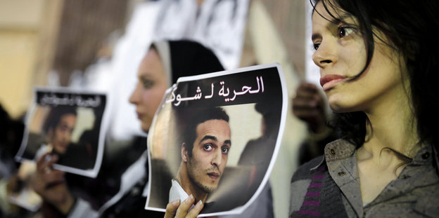 Frauen halten Plakate in die Höhe, auf denen Mahmoud Abou-Zeid zu sehen ist