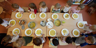 Kinder essen Suppe