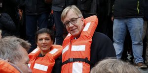 Sahra Wagenknecht und Dietmar Bartsch tragen rote Rettungswesten