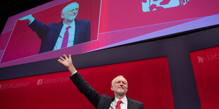 Jeremy Corbyn gestikuliert beim Parteitag