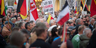 Pegida-Demonstranten mit einem Schild auf dem steht: Wer der Lügenpresse glaubt, wird Anstand geraubt