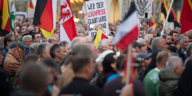 Pegida-Demonstranten mit einem Schild auf dem steht: Wer der Lügenpresse glaubt, wird Anstand geraubt