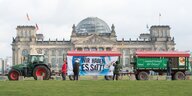 Zwei Trecker stehen vorm Reichstagsgebäude, dazu ein Transparent mit der Aufschrift: Wir haben es satt