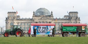 Zwei Trecker stehen vorm Reichstagsgebäude, dazu ein Transparent mit der Aufschrift: Wir haben es satt