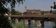 Blick auf den Rhein und die historische Stadtbrücke in Bad Säckingen