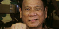 Der philippinische Präsident Duterte streckt eine Faust aus