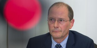 Sachsen Innenmister Markus Ulbig neben einer roten Lampe