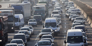 Autoschlangen auf der Autobahn