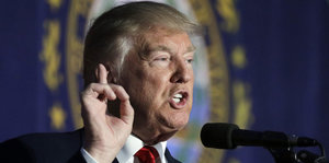 Donald Trump mit erhobenen Zeigefinger