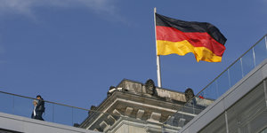 Schwarz-rot-gold über dem Reichstag in Berlin